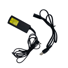 画像をギャラリービューアに読み込む, 並んで写るDynabook dynabook R634の充電ケーブル