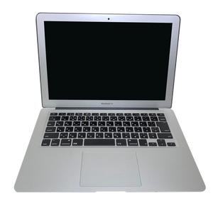 正面から写る開いた状態のapple MacBook Air