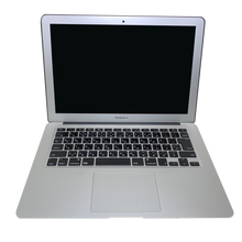 画像をギャラリービューアに読み込む, 正面から写る開いた状態のapple MacBook Air